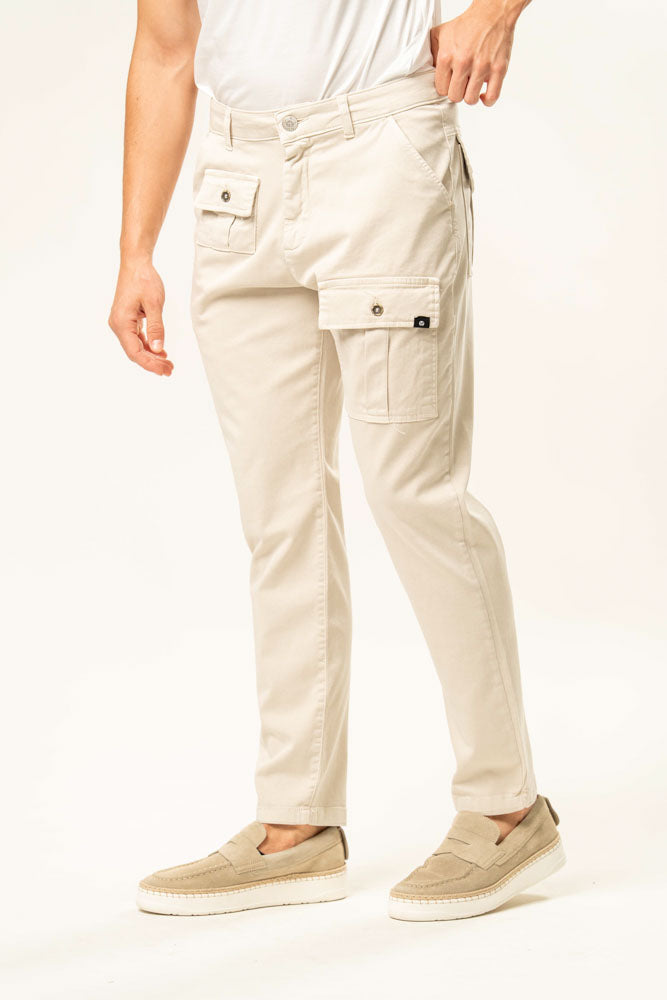 Pantalone con tasche 100% cotone