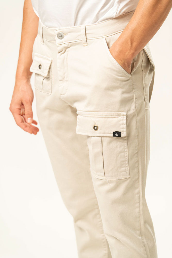 Pantalone con tasche 100% cotone