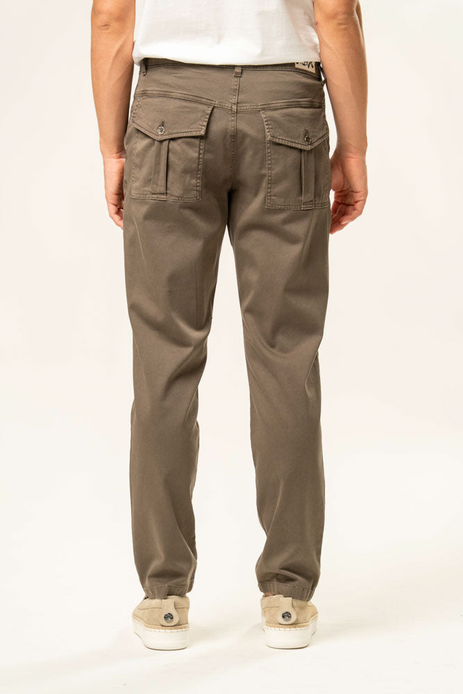 Pantalone con tasche 100% cotone